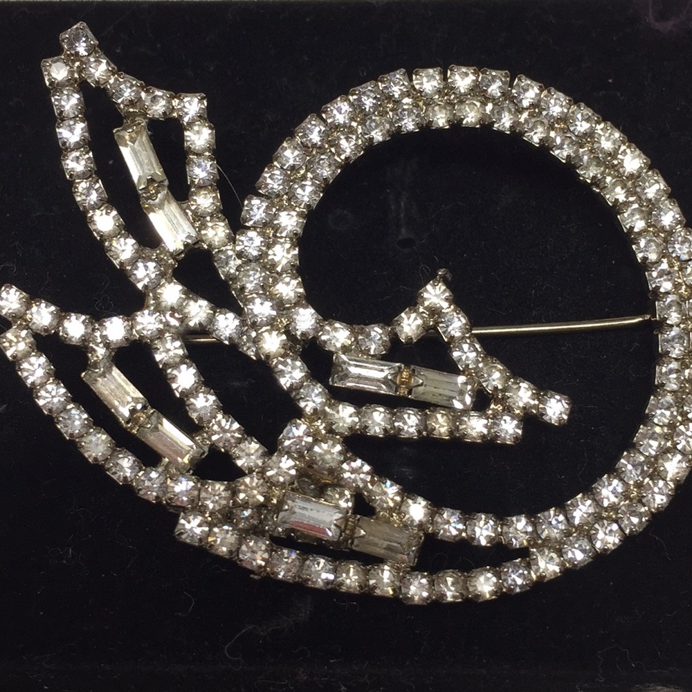 Vintage Weiss Rhinestones Crystals Brooch